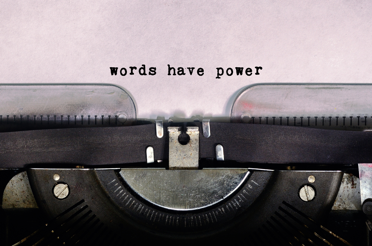 Words Have Power Text Type on Vintage Typewriter Lo que el cliente quiere vs lo que necesita